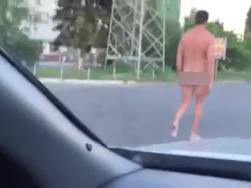 golaya-telka-pristaet-k-prohozhim