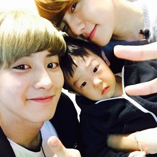 tangmo_b_m's tweet photo. ไม่ต้องตัดต่ออะไรใดๆแต่นี่คือความจิงงง....โอ๊ยครอบครัวนี้ทำกูฟินนค่ะ..ฟินมากด้วยยย
#กรี๊ดดดดดด
#chanbaek 
#callmababy http://t.co/nN1i0Cnmyl