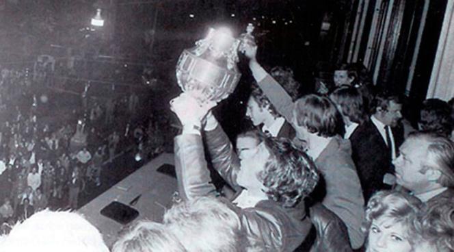 Staantribune's tweet photo. Het is 15 mei 1975 als FC Den Haag de KNVB beker wint, @FCTwente wordt met 1-0 verslagen. cc @ADODenHaag http://t.co/SN0VLcF4Yw