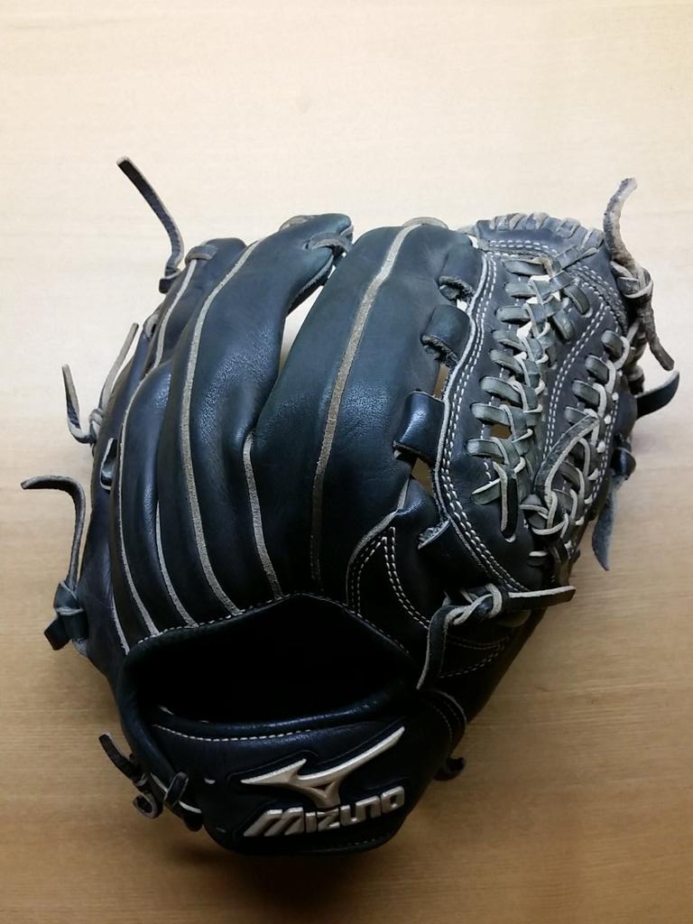 BaseballMarking's tweet photo. @kentatoui 型の付けかたがとても素晴らしいですね。丸みがあるところもとても素晴らしいですね。紐が伸びているから切った方がいいかもしれません。そこは自分の判断です。今後も頑張ってください！期待してます。 http://t.co/5PJP7Kidni