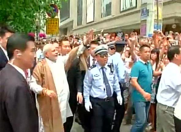 npatel12376's tweet photo. OMG! PM Modi took with him crowds of thousands to create the"Modi Modi" atmosphere. #TweetLike @bdutt 
@saffronfirst http://t.co/l9GZDvg4Jk