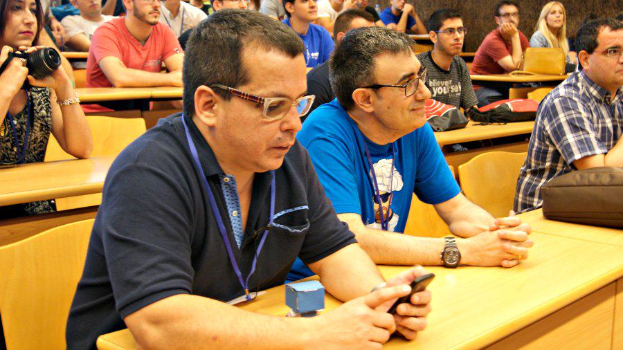 DDaysArena's tweet photo. Interesantes charlas de dos grandes activistas del #softwarelibre: @gallir y @jjmerelo #DDaysArena http://t.co/OAk34nsWke