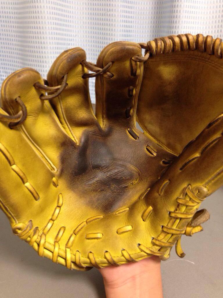 BaseballMarking's tweet photo. @LTmfv グローブを大事にしてますね。型の付け方がとても素晴らしいですね。ポケットの位置がとても素晴らしいところですね。今後も頑張ってください！期待してます。 http://t.co/5HdgjAo7Yu