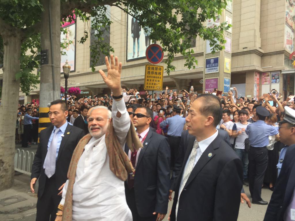 npatel12376's tweet photo. OMG! PM Modi took with him crowds of thousands to create the"Modi Modi" atmosphere. #TweetLike @bdutt 
@saffronfirst http://t.co/l9GZDvg4Jk