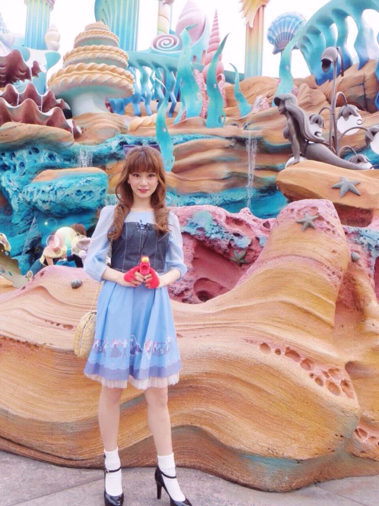 ちはる Pe Twitter シークレットハニーのキスガワンピでシーに行きましたが アリエルバウンドということにすら全然気づかれなかったw キャラにもキャストさんにもゲストさんにも 普通の私服だと思われるか アリス アリス と言われ続けました 切ないwww Http T