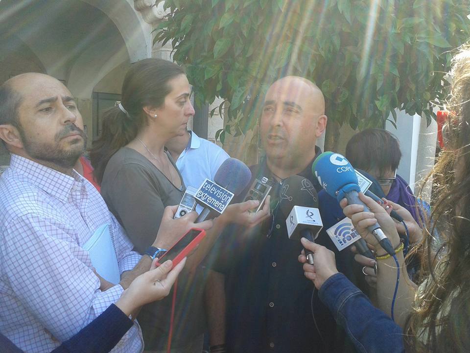 15__Merida's tweet photo. Escándalo nacional
PP de Mérida pillado registrando votos de internos del psiquiátrico y asilo http://t.co/PouVz6YsQ2 http://t.co/TiSdK917PO