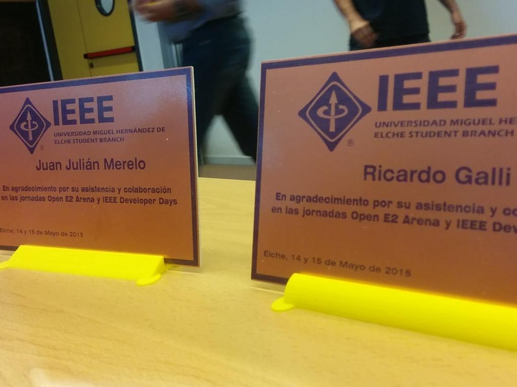 gallir's tweet photo. Premios hechos en impresoras 3D, con grafeno http://t.co/LzDLEbpfbT