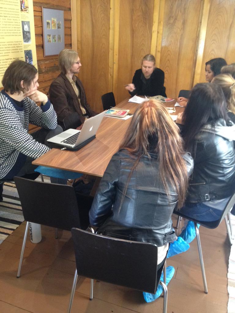 TuusulanLukio's tweet photo. Erkkolan yläkerrassa kirjoitetaan digiesseitä. #platon15 http://t.co/QkO1lH1Yww