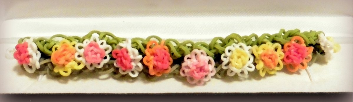fuzzlesbands's tweet photo. http://t.co/HYqkIeRTz3 Custom #handmade bracelet designed by the Fuzzles!  @etsy @etsyphile #rainbowloom #bestselling http://t.co/bwhjZRe1b3