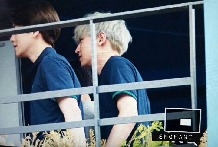CHANBAEK_FAMILY's tweet photo. ที่อยู่ข้างหลังตลอดเวลาที่เดินตามกัน เพราะจะปกป้องคนตัวเล็กๆ แบบแบคฮยอน ♡

(Cr; ENCHANT) //Ms http://t.co/tSRbNTD4Sg