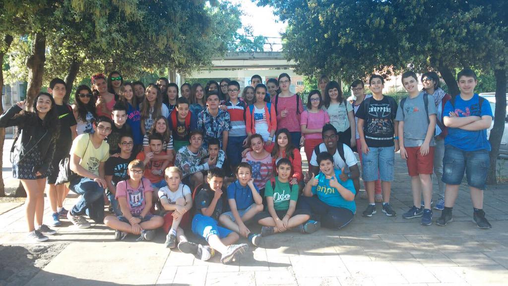vedrunaartes's tweet photo. 1r i 2n ESO a punt de visitar l'exposició del Projecte Murs #projectemurs #vedrunaArtes http://t.co/99kOLh407O