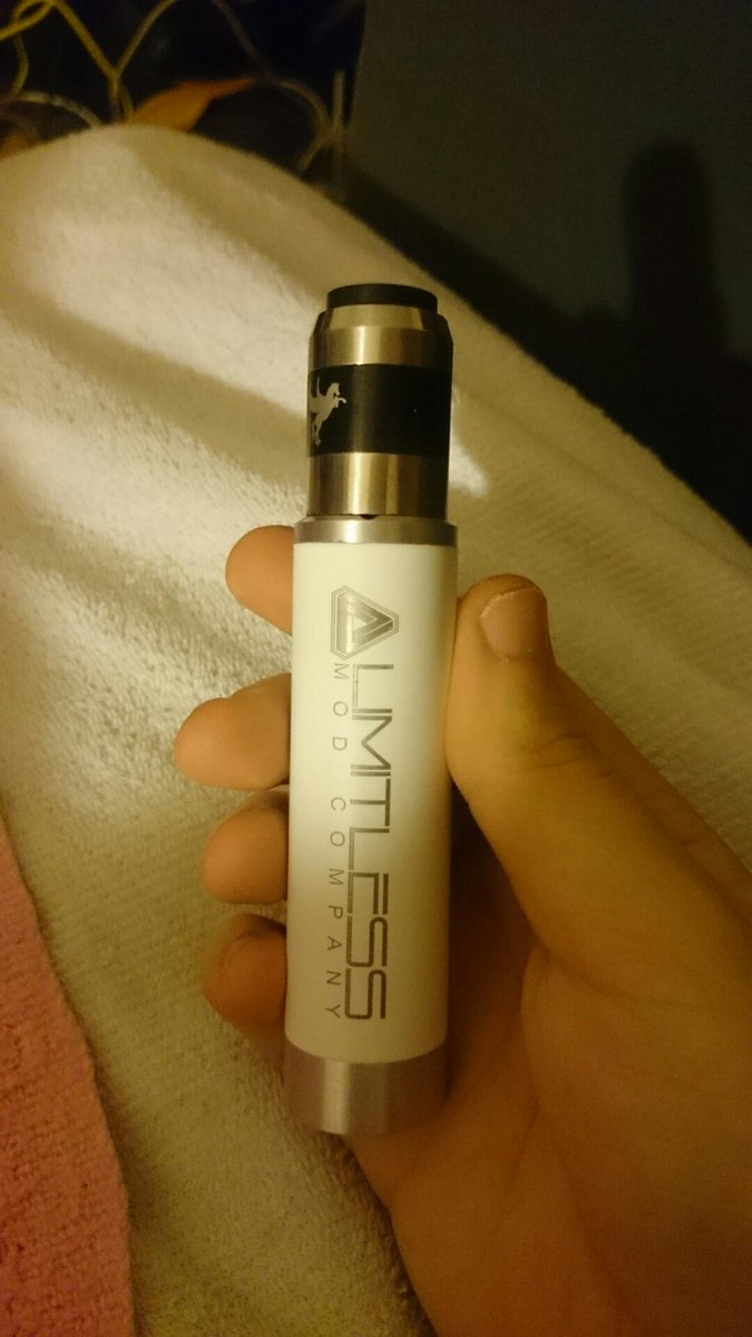 TheCanuckVaper's tweet photo. What a stunning simplistic device that hits very hard. Well done @LimitlessMod for this amazing Piece of work. http://t.co/HO04DZdlLf