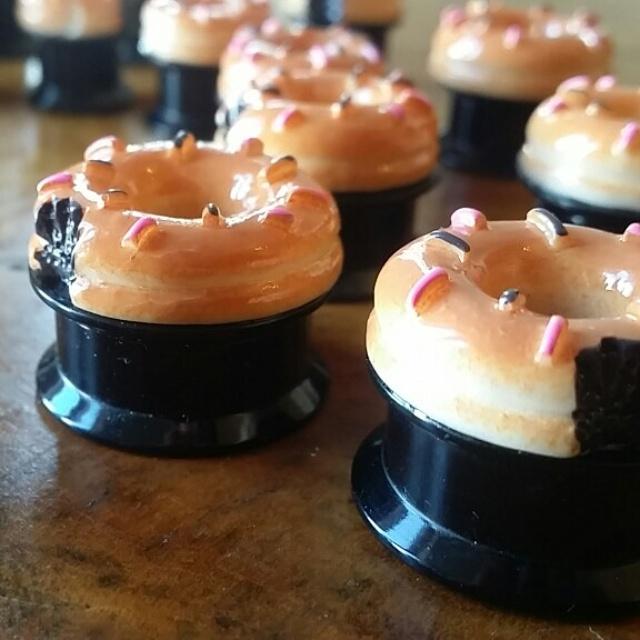 theadornedape's tweet photo. Aww yeeaaa... I love these plugs so much #earplugs #jewellery #stretchedears http://t.co/YlaSS3EIjb