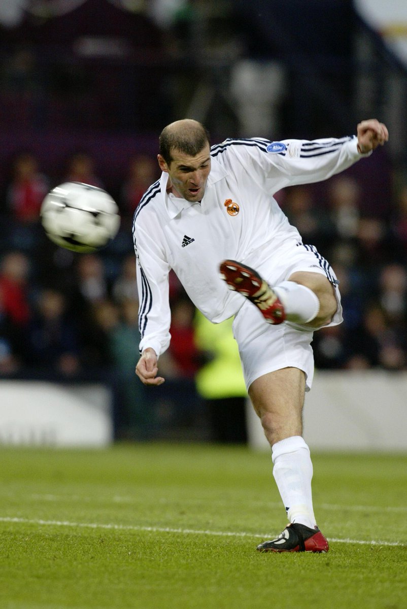 ChampionsLeague's tweet photo. Zidane did this 13 years ago today! What's your favourite #UCLfinal goal and why? http://t.co/XlkwrNW8GF
