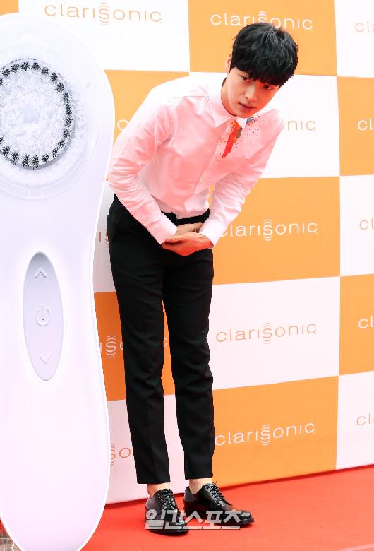 AhnJaehyunIntl's tweet photo. [Photo/News] 150515 Clarisonic Love Proposal Event - Ahn Jaehyun #안재현 (10) http://t.co/jVfVZQwpd6