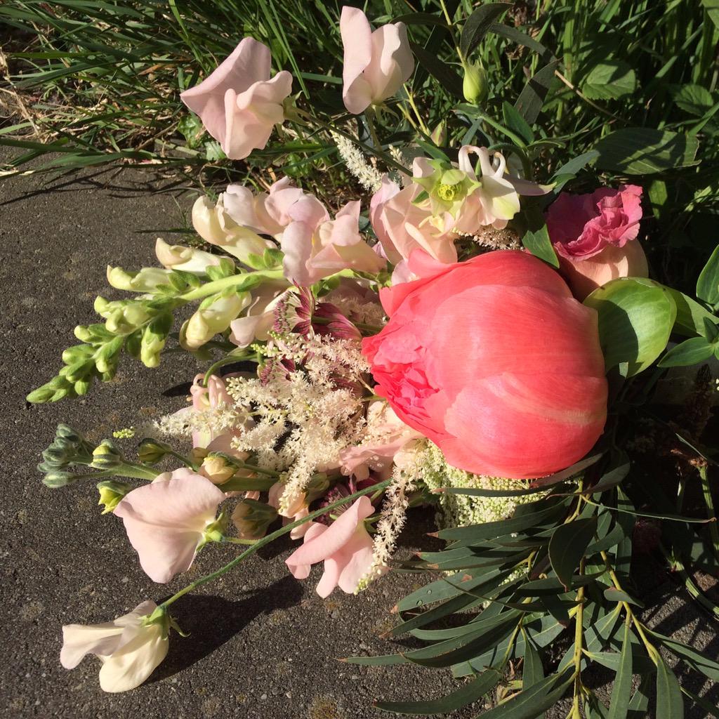 MonFleuri's tweet photo. Bruiloft nr 1, check! Nog 4 te gaan! #bruiloft #bruidsboeket #veldbloemen #trouwen #vintage #bloemen #monfleuri http://t.co/NigmX7MjZl