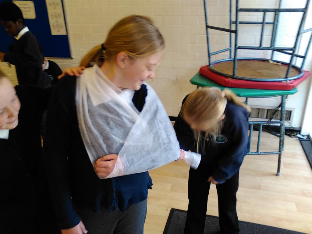 CJS_PE's tweet photo. Y5 first aid...common injuries now...slings and bandages...its not all about CPR #firstaidinschool #beextraordinary http://t.co/IEYaJj0mZs