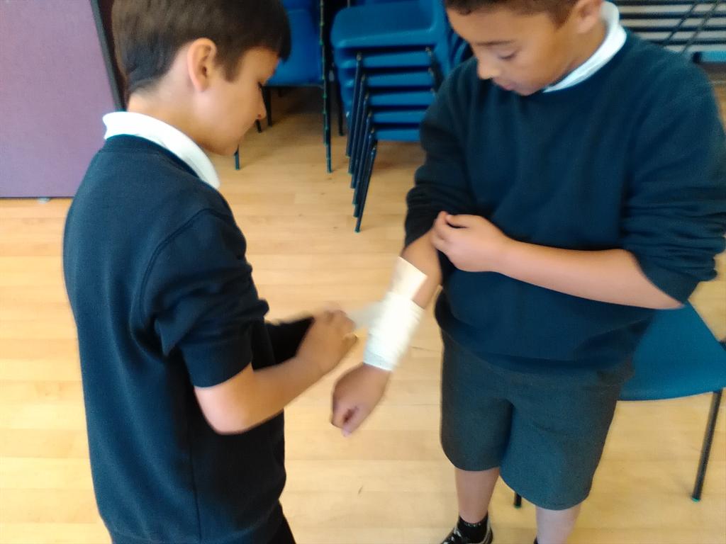 CJS_PE's tweet photo. Y5 first aid...common injuries now...slings and bandages...its not all about CPR #firstaidinschool #beextraordinary http://t.co/IEYaJj0mZs