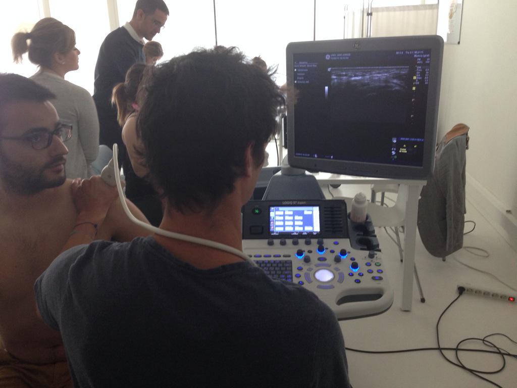 MVClinic's tweet photo. Empezamos la mañana con exploración #hombro #shoulder #MSKUS en @FisioterapiaUSJ @PHerreroGallego http://t.co/Y9xJJkT1Gf