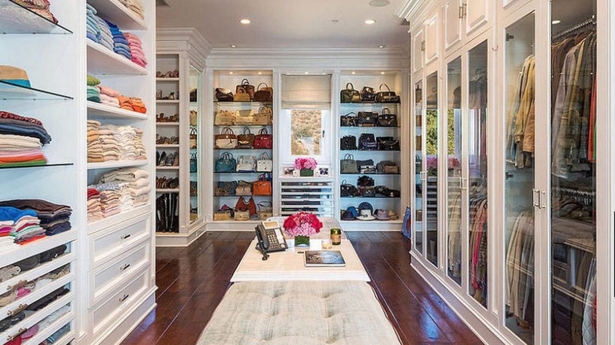 Would love to get ready in these walk in wardrobes! #dressingroom #dressingup harpersbazaar.com/culture/interi… Via <a href="/BazaarUK/">BazaarUK</a>