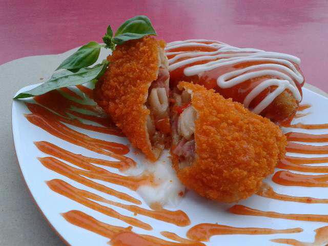 kamus_makan's tweet photo. Makaroni Smokedbeef Bolognaise ala @makananmini udah paling MAKNYUSSSS! Cobain deh :D #Kuliner http://t.co/1wD9MNAMhy