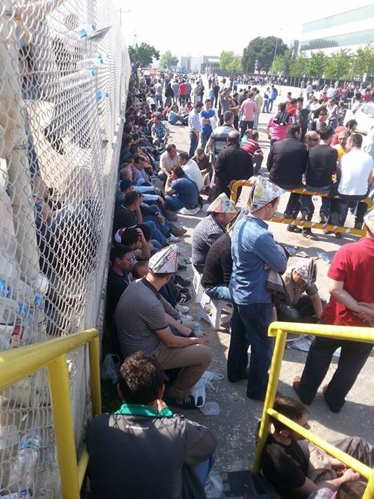 #Renaultİscilerine diğer fabrikalardaki işçiler de destek veriyor #RenaultDireniyor bit.ly/1Fh5rQF "