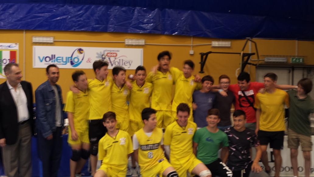 vicky_conrad's tweet photo. I campioni regionali di pallavolo della Scuola Media Giorgio Morandi! http://t.co/Hi4mcZJ8oR