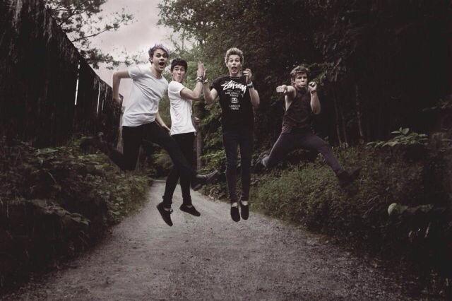 DontBoreUs's tweet photo. RT if you want @5SOS to win! #VBillboards  @channelv @billboard http://t.co/gNzjgqhrYL