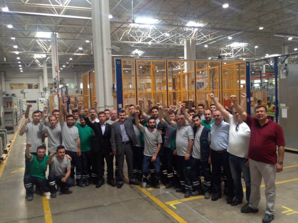 Manisa'daki Schneider metal fabrikasındaki işçileri, Renault işçilerinin direnişini selamladı #RenoDireniyor "