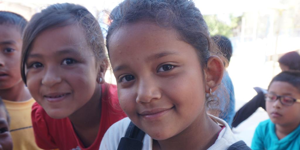 PlanNederland's tweet photo. Kinderen maken foto's van elkaar in kindvriendelijke ruimtes. 
Lees over Plan in Nepal: http://t.co/ihuY8MJfmM RT 😊 http://t.co/3pBbeBMtQ0