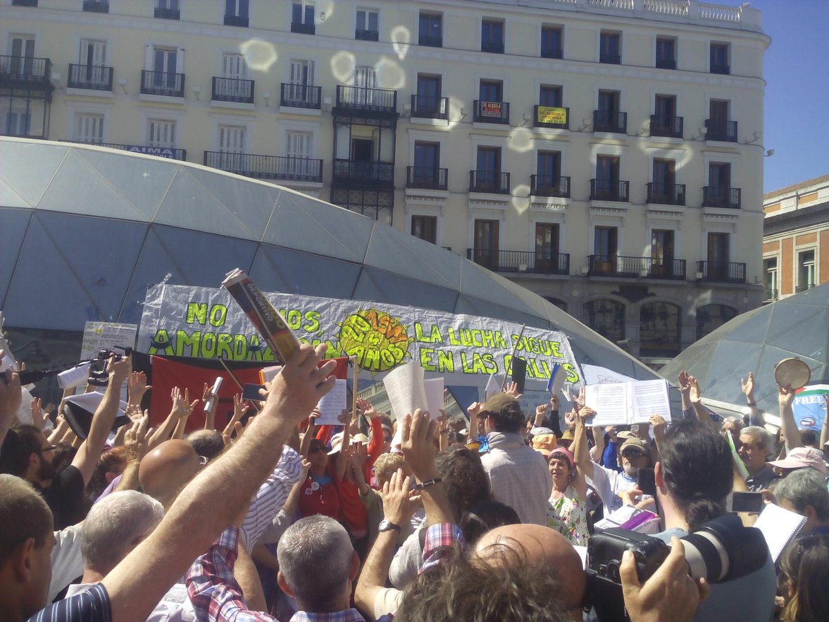 EcoCarabanchel's tweet photo. #Feliz15M Estas son nuestras armas y con ellas construimos algo nuevo. Seguimos donde empezamos... En las plazas!! http://t.co/wDrpqc9jA5