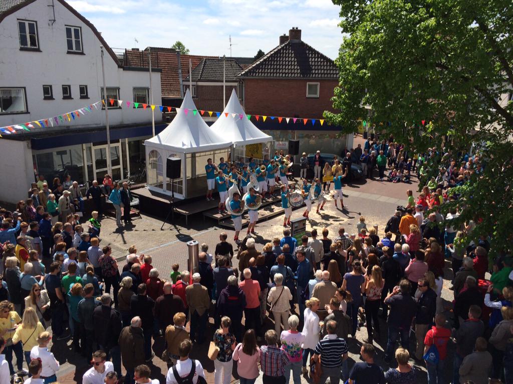 The day after! Alles sporen van het feest van gister weer uitgewist, en vanmiddag? Gewoon weer optreden! Hiehaaaaa! 🎺