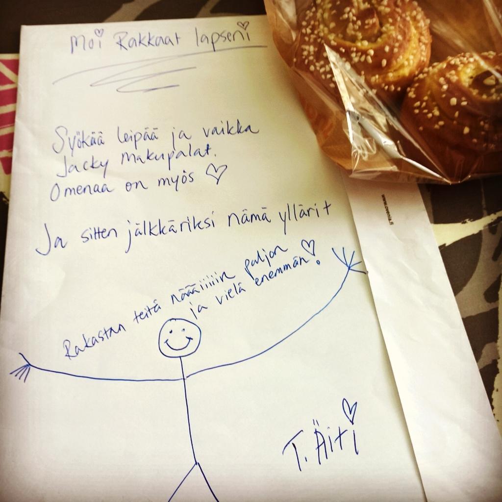 SuviEz's tweet photo. Pikku koululaiset sai herkutella kun mama poissa välipala-aikaan #ylläripylläri http://t.co/bnmSeAwmrW