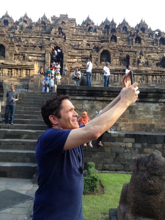 Saat kunjungan ke Candi Borobudur, Dave Koz nggak lupa buat fotoin candinya lho. Katanya "cantik sekali".