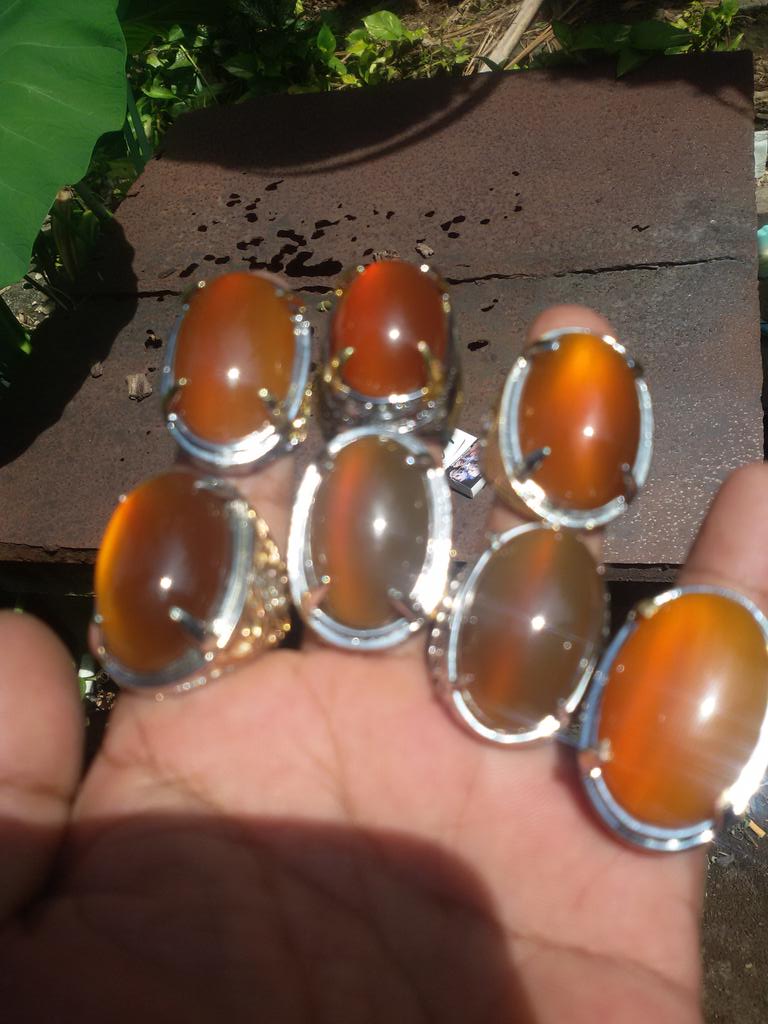 an_yul's tweet photo. Ready lg Raflesia cateye giwang, dim 29mm...1500k semua gk pake tawar..minat 54d30bd2 http://t.co/j2XUUC8gJy