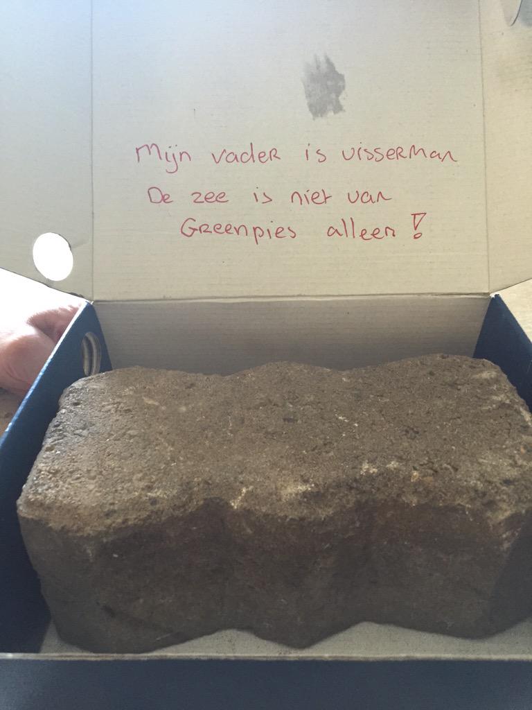 Hij gaat op de post. 😂😂