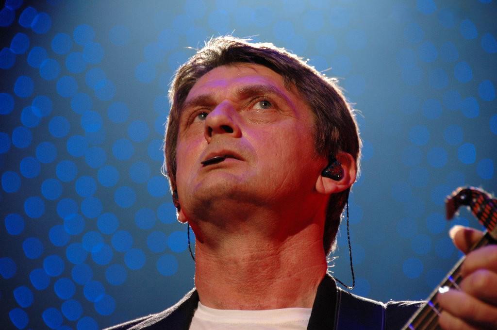 Happy 62nd birthday Mike Oldfield, outstanding English composer and musician  \"To France\" 