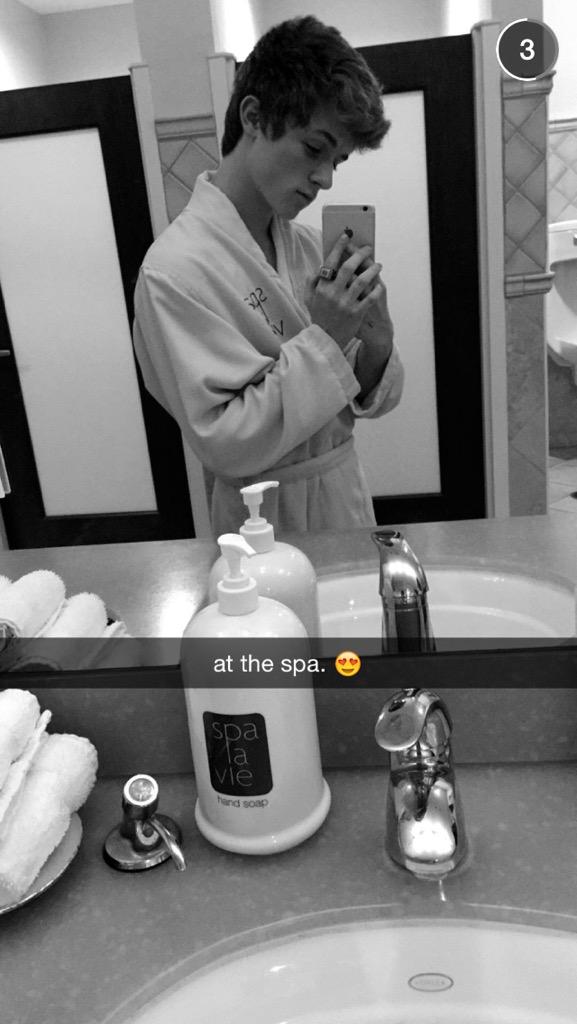 DylansInsiders's tweet photo. Dylan went to the spa yesterday😍 http://t.co/tVRuNF3lW6