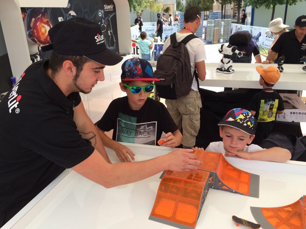 tiger_georges's tweet photo. #silverlit #Fise les jeunes passionnés attentifs aux dires des animateurs http://t.co/M1H6wznHzG