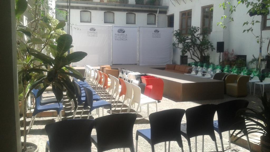 Disenos_deautor's tweet photo. Backstage http://t.co/5gMDuj2Kx4