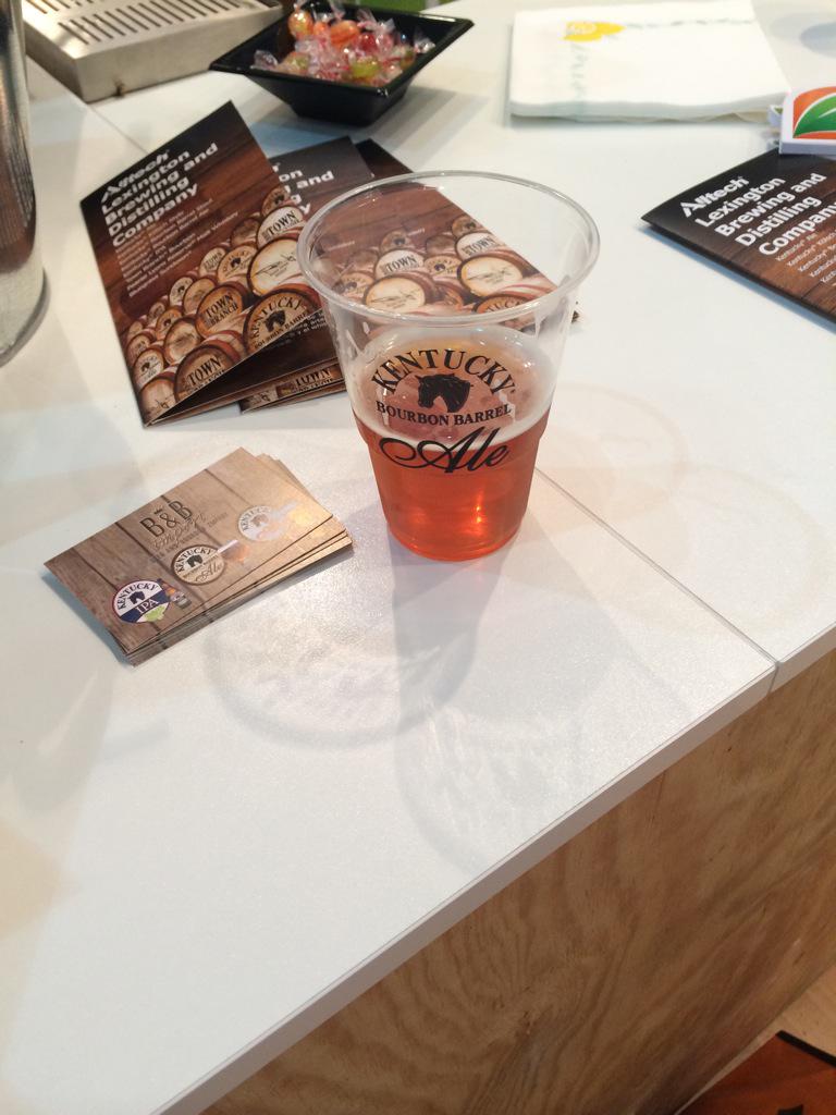 campotec_es's tweet photo. Clausurando #FameInnowa y... ahora si!! probando la cerveza Bourbon Ale de @Alltech. Gracias!! http://t.co/TeraagTK85