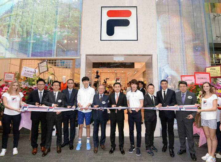Hallyustage's tweet photo. Official media pics from #FILA HK opening cermony! #CNBLUE #YONGHWA  #JUNGSHIN our report &amp; more pics to be up soon! http://t.co/F3i2WoEMUN