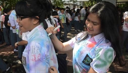 Masa seragam mulu yang di tanda tanganin. Di buku nikah kita kapan? #SAH #LulusSMA