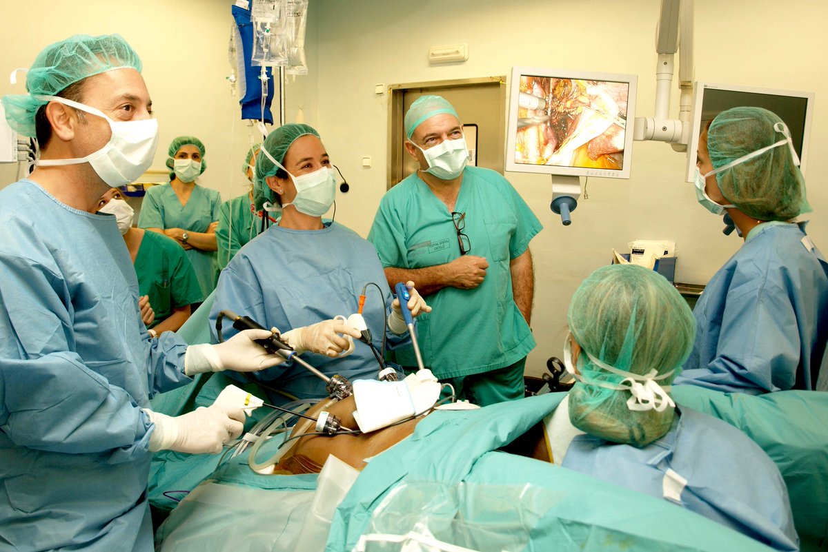 GVAdepsalutcs's tweet photo. Díaz-Feijoo y Gil de @hvhebron realizan histerectomia radical con preservación nerviosa en el #CSSURG #HGUCS @CSSURG http://t.co/tixPyx8W6i