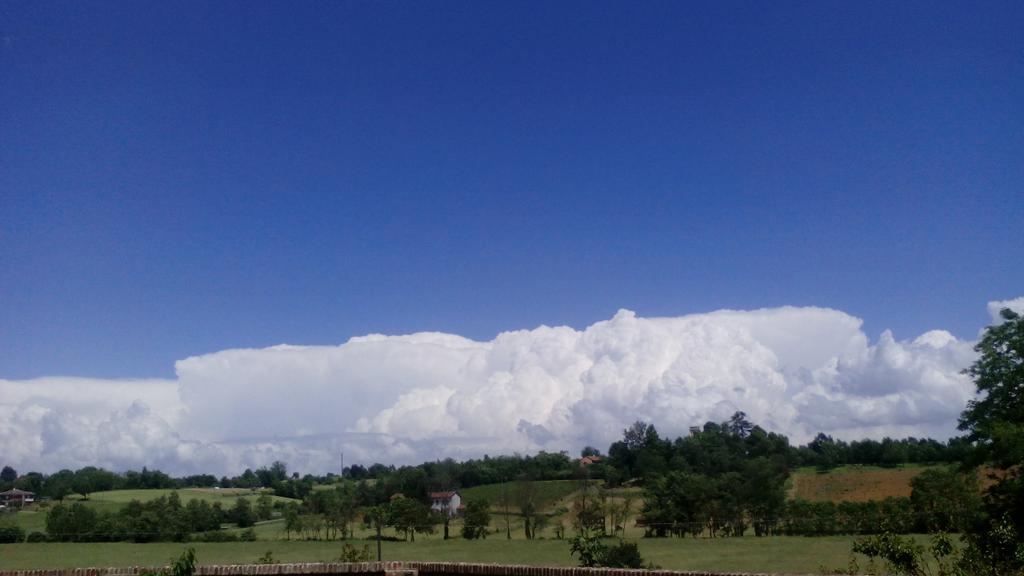 SimonaSr29's tweet photo. #beautifulsky
#livefromwork
#simo http://t.co/73aY2anIiD