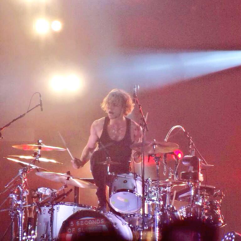 Ashton5SOS's tweet photo. On our way to Germany! 😊 see you soon 🌹 xx http://t.co/zQHbxxz5Su