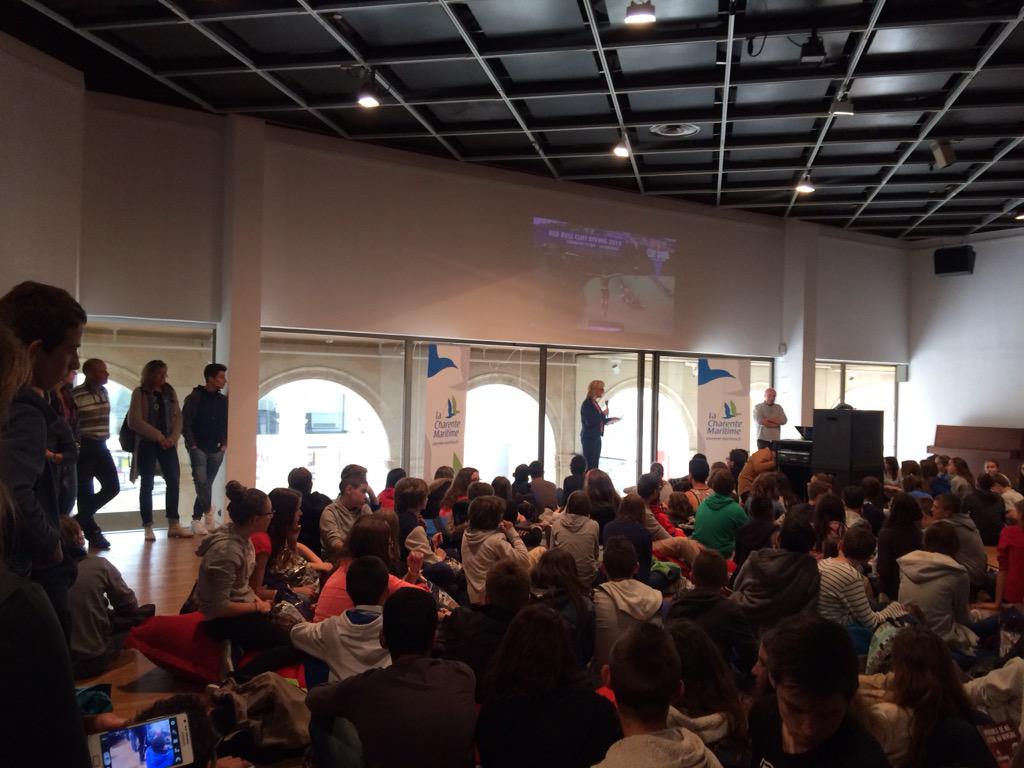 srnm31's tweet photo. Discours d'@EvelyneFerrand aux collégiens du @departement17 partenaire de la #5emeedition du #redbullcliffdiving #LR http://t.co/GqsR5YXlze
