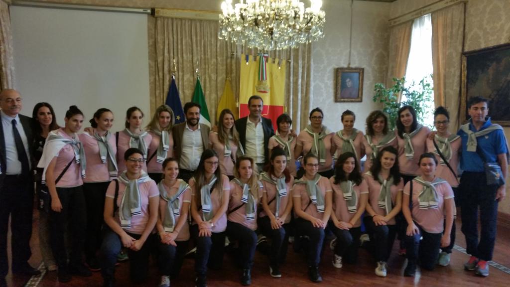 Foto  di gruppo, le ragazze del Progetto Donna ricevute al <a href="/ComuneNapoli/">Comune di Napoli</a> dal sindaco <a href="/demagistris/">Luigi de Magistris</a>
