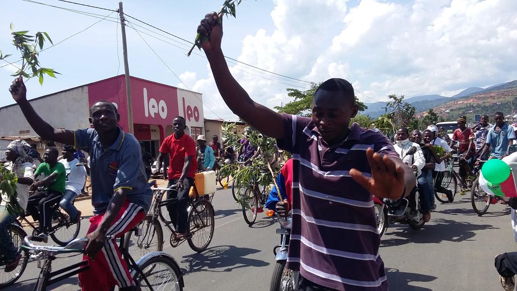 kofason's tweet photo. Changing tide as President Pierre Nkurunzinza's supporters flood the streets to welcome him back. cc @cctvnewsafrica http://t.co/VECRuTfU9l