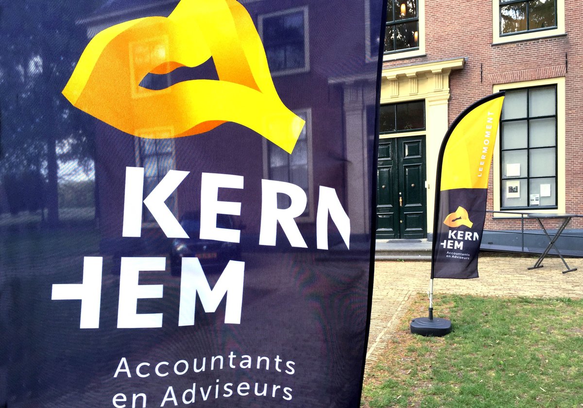 ifcommunicatie's tweet image. Mooie toepassingen van de huisstijl #kernhemaccountants @CorKonijnenburg #carsigning #eventflags